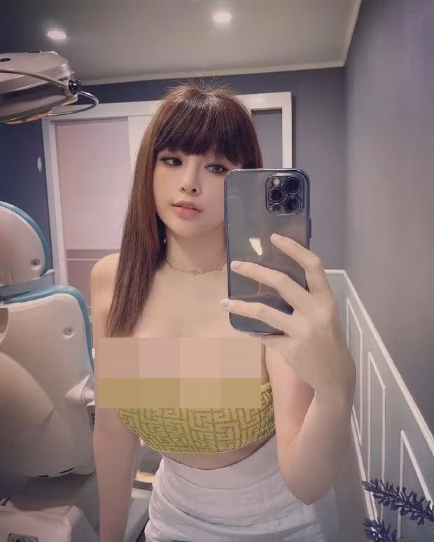 Mới đây, cựu hot girl này đã đăng những bức ảnh siêu gợi cảm, đặc biệt chiếc áo quây bó sát đã vô tình khiến vòng 1 của cô bị o ép quá mức, netizen nhìn chỉ thấy nóng bỏng con mắt.