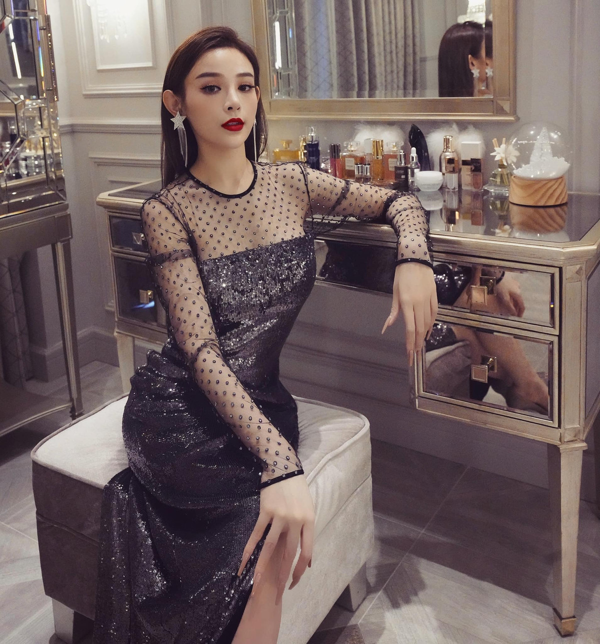 Đặc biệt, cơ ngơi lâu đài giá gần 120 tỷ, tọa lạc ngay vị trí đắc địa của TP Hồ Chí Minh của cô và chồng chính là điều mà nhiều người ví bà mẹ 2 con như nàng công chúa giữa đời thực.