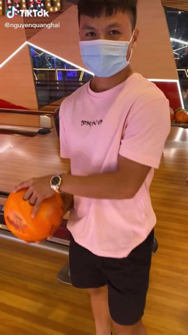 Ngoài áo thi đấu của CLB, chàng cầu thủ thường mặc những chiếc áo hồng. Vì vậy mà netizen đã nghĩ ngay đến Quang Hải khi thấy được chi tiết trong hình ảnh đó.