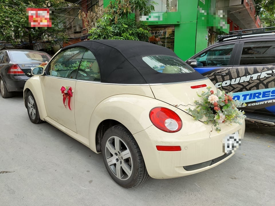 Xe hoa" màu trắng sữa này được nhóm thiện nguyện mượn của một người bạn để trang trí. Được biết, họ đã sử dụng khoảng 30 kg vải thiều tươi để trang trí lên mặt trước và sau của chiếc xe, trông hệt như một chiếc xe hoa. Ảnh: Hoàng Minh Hùng