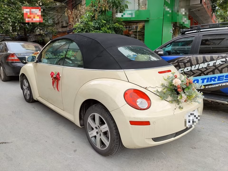 Xe hoa" màu trắng sữa này được nhóm thiện nguyện mượn của một người bạn để trang trí. Được biết, họ đã sử dụng khoảng 30 kg vải thiều tươi để trang trí lên mặt trước và sau của chiếc xe, trông hệt như một chiếc xe hoa. Ảnh: Hoàng Minh Hùng