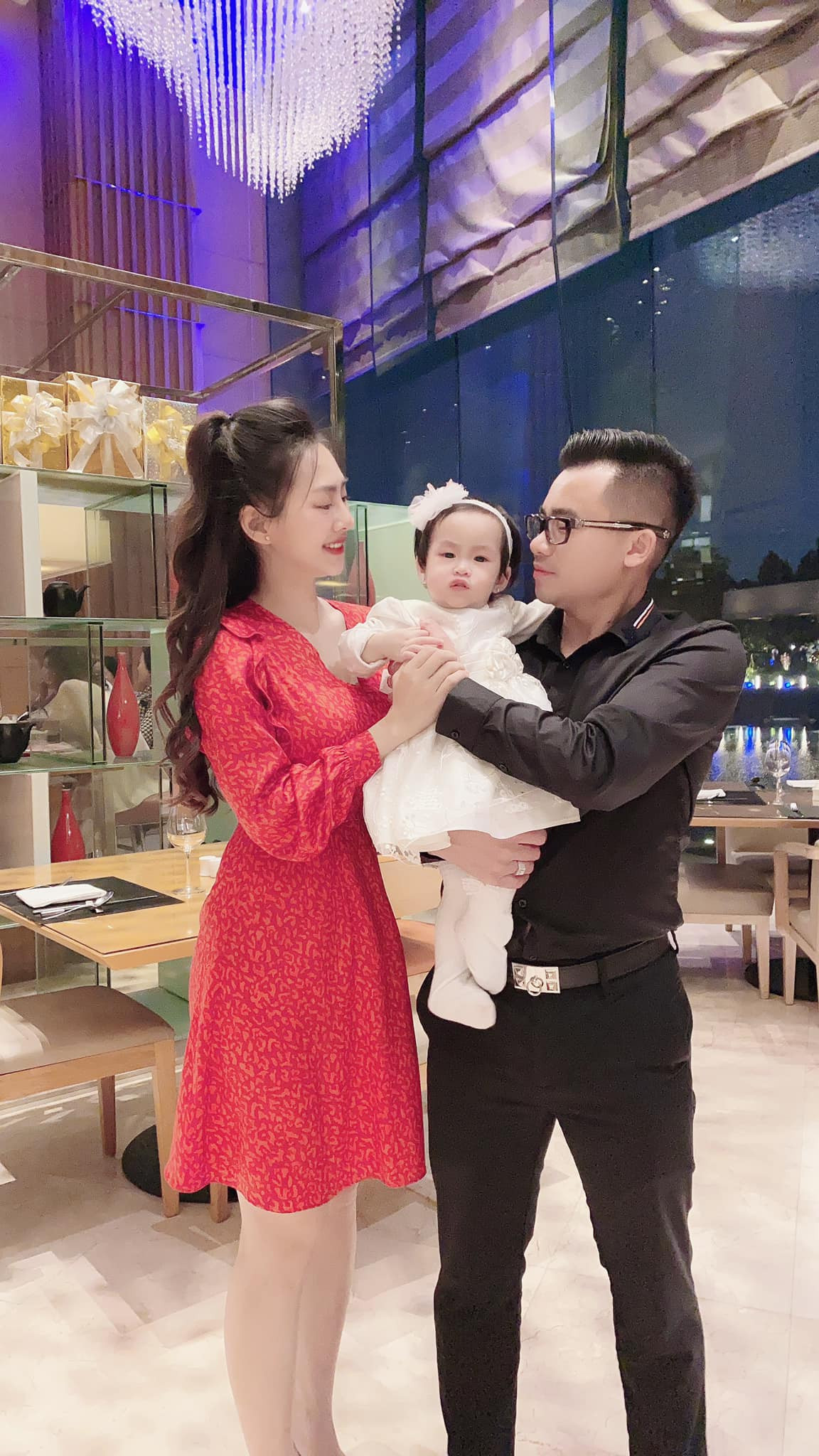 Yến Xôi từng khiến người hâm mộ "choáng ngợp" khi lái chiếc Rolls-Royce 25 tỷ. Ngoài biệt thự sang trọng, cô nàng còn sở hữu xế hộp, hàng hiệu đắt tiền.