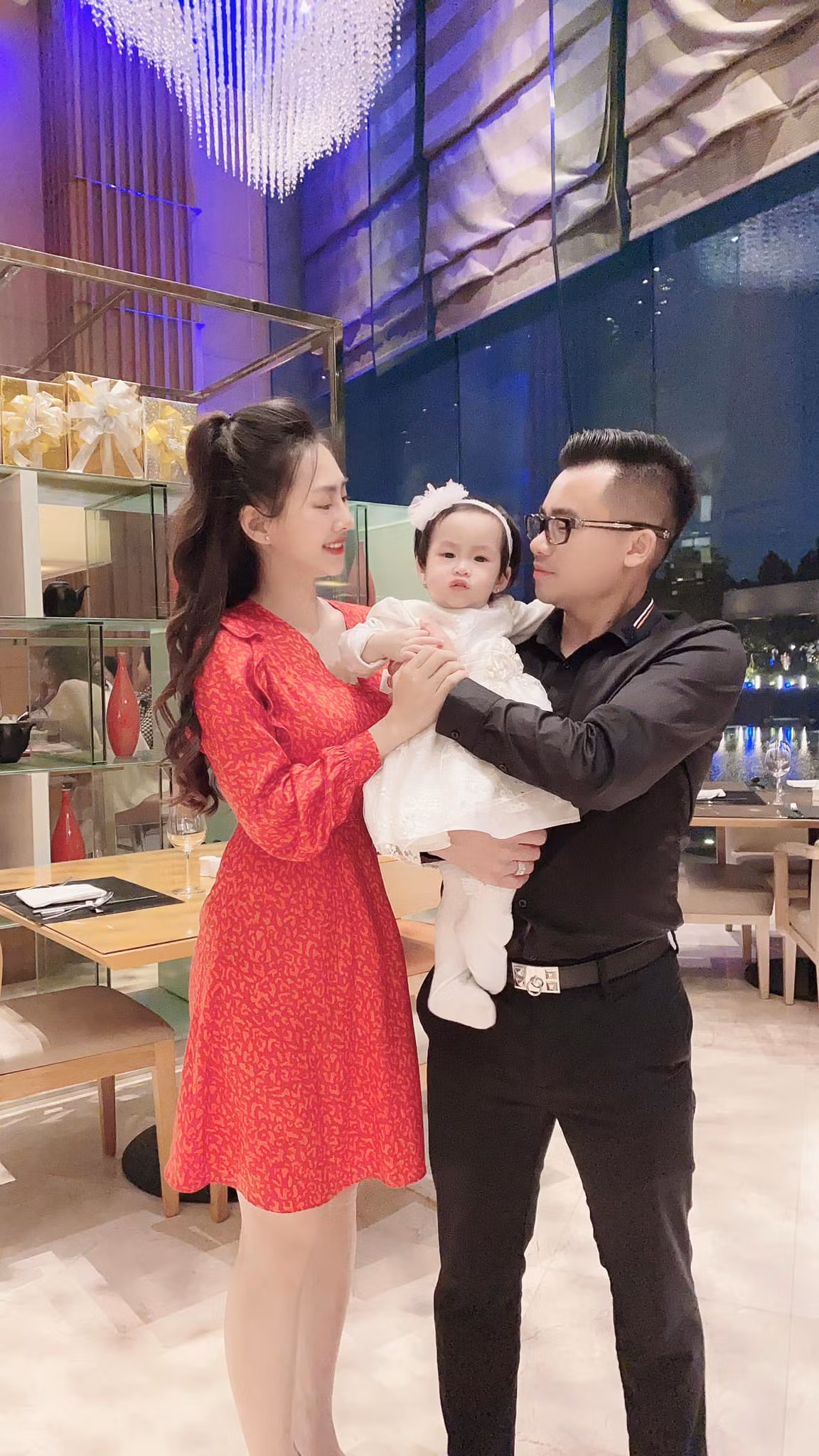 Yến Xôi từng khiến người hâm mộ "choáng ngợp" khi lái chiếc Rolls-Royce 25 tỷ. Ngoài biệt thự sang trọng, cô nàng còn sở hữu xế hộp, hàng hiệu đắt tiền.