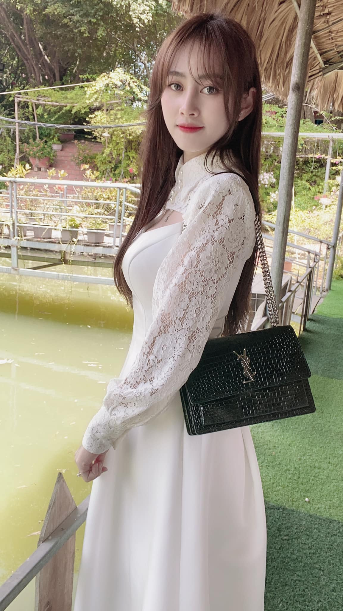 Năm 2017, khi sự nghiệp đang lên, Yến Xôi bất ngờ lên xe hoa khiến fan tiếc nuối. Được biết, ông xã của cô làm giảng viên đại học kinh doanh vận tải.