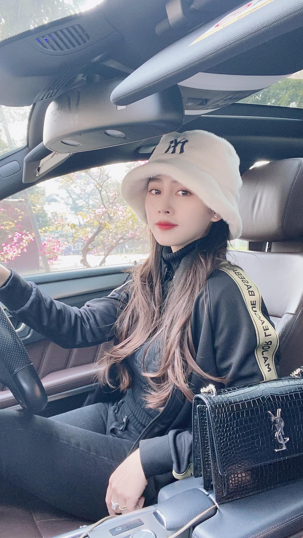 Không chỉ chăm con giỏi, giữ lửa gia đình, Yến Xôi còn kinh doanh online và phụ chồng trong công việc.