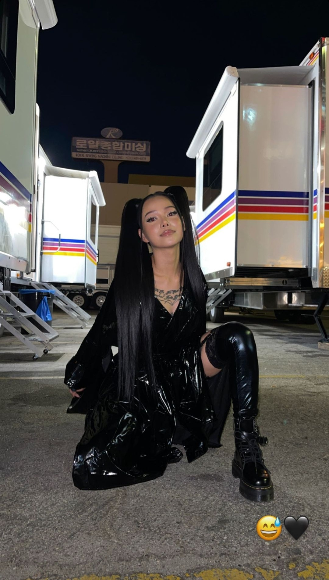 Được biết, Bella Poarch từng trải qua tuổi thơ bị bạo hành, hậu quả để lại là nhiều vết sẹo trên người. Chính vì vậy, cô dùng những hình xăm để che dấu những vết sẹo và nỗi đau trong quá khứ.