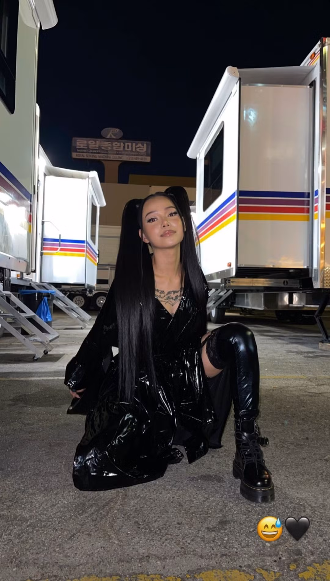 Được biết, Bella Poarch từng trải qua tuổi thơ bị bạo hành, hậu quả để lại là nhiều vết sẹo trên người. Chính vì vậy, cô dùng những hình xăm để che dấu những vết sẹo và nỗi đau trong quá khứ.