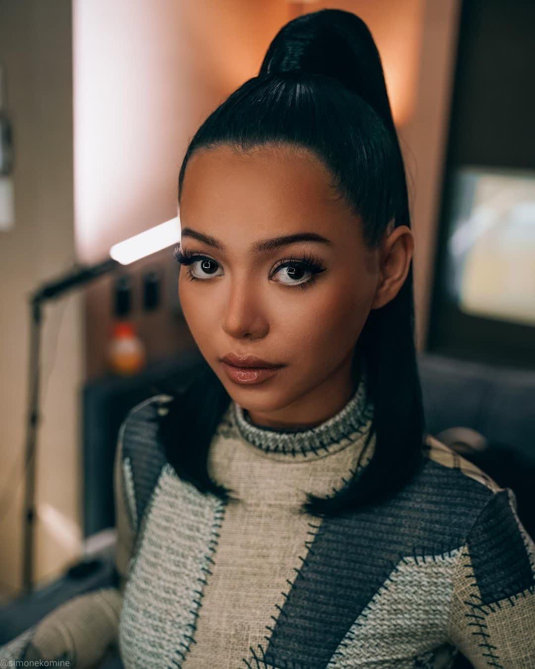 Cô gái 24 tuổi sở hữu khuôn mặt trẻ trung, ngây thơ, chiều cao 1m52 nhưng không ngại theo đuổi phong cách cá tính, quyến rũ.