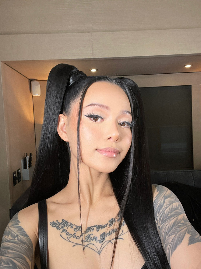 Trên trang cá nhân, Bella Poarch thường xuyên đăng tải những hình ảnh về cuộc sống đời thường và truyền năng lượng tích cực đến nhiều bạn trẻ.