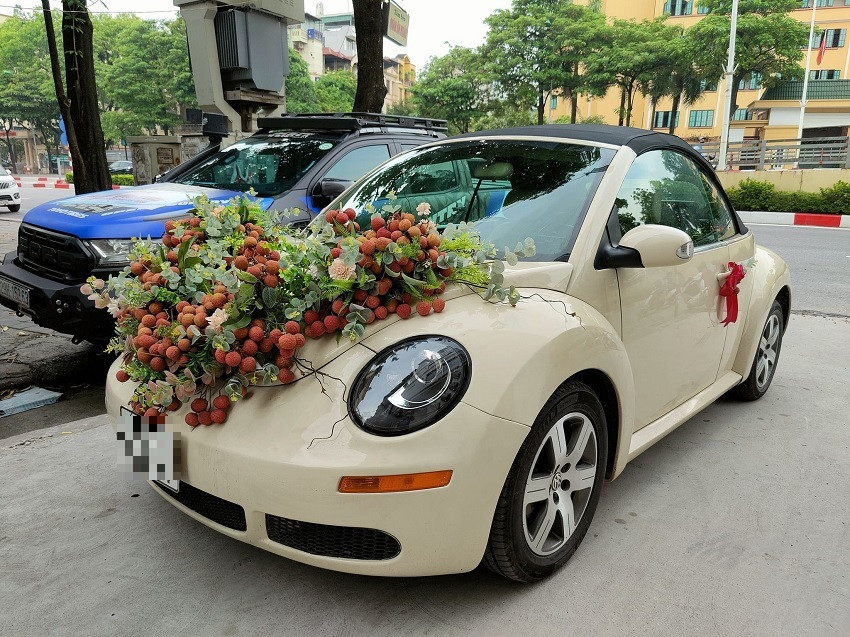 Thay vì lãng phí tiền mua hoa tươi rồi vứt đi thì việc trang trí bằng đặc sản vùng miền có thể tận dụng để mời mọi người ăn ngay sau đám cưới. Ảnh: Hoàng Minh Hùng