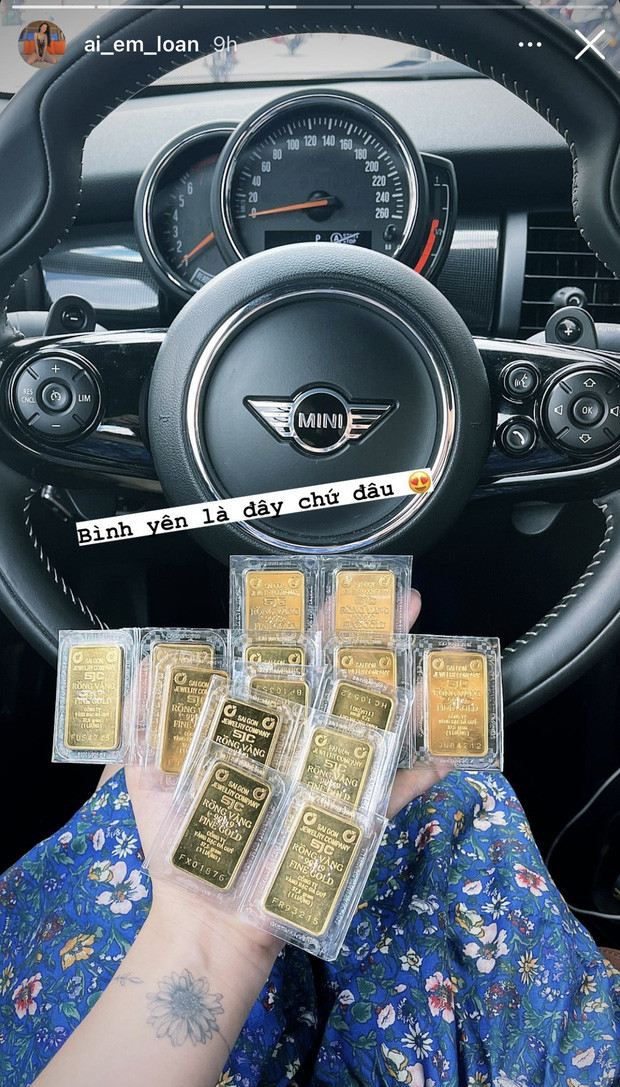 Mới đây, gái xinh đã chia sẻ lên story hình ảnh đang ngồi trong con Mini Cooper bạc tỷ kèm caption: "Bình yên là đây chứ đâu" gây chú ý. Điều khiến ai cũng phải trầm trồ chính là 14 cây vàng 4 số 9 đang ở trên tay rich kid này.