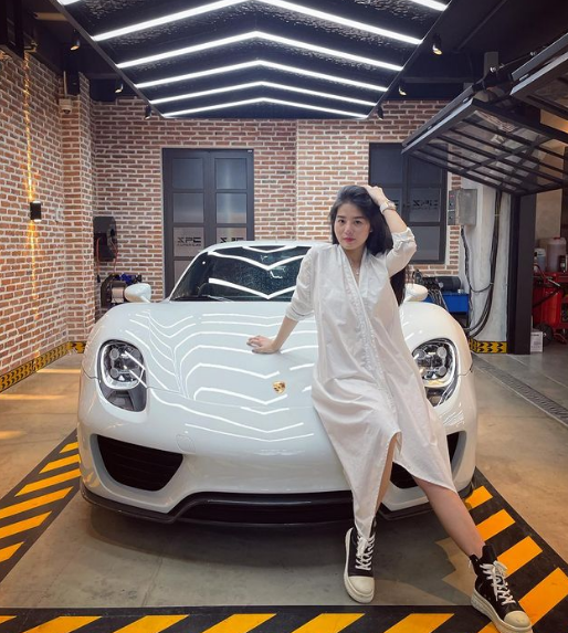 Kim Loan còn khiến nhiều người ganh tỵ bởi trang cá nhân ngập trong hàng hiệu đắt tiền như đồng hồ, túi xách,...