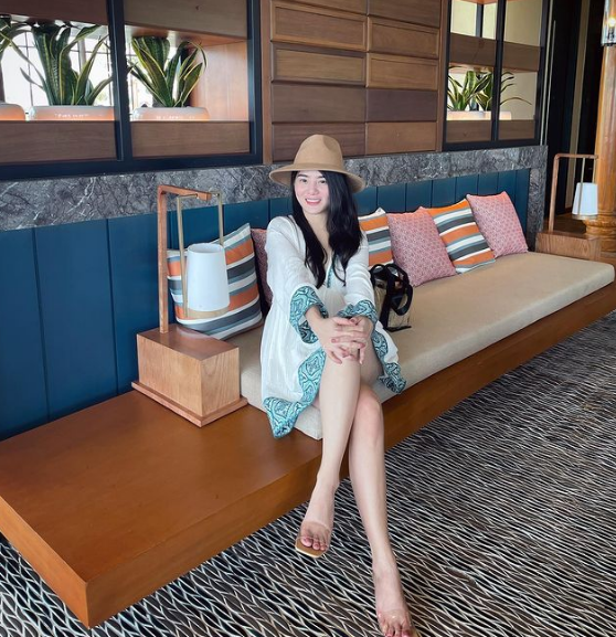 Mỗi lần xuất hiện, chỉ chụp "sương sương" bên siêu xe thôi Kim Loan cũng đủ tạo điếm nhấn, chiếm trọn spotlight trên MXH. Ảnh: Tổng hợp