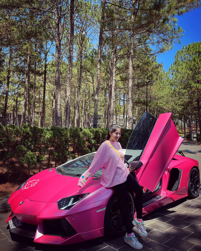 Mặc dù tên tuổi của Kim Loan mới nổi thời gian gần đây, nhưng cô nàng đã liên tục "gây choáng" khi khoe sở hữu cả bộ sưu tập siêu xe "khủng" có giá trị trải dài từ vài tỷ cho tới chục tỷ.