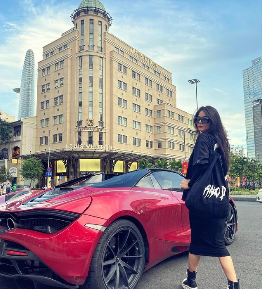 Mỗi lần tạo dáng bên siêu xe mới, Kim Loan lại trưng diện trang phục tone sur tone hợp với màu xe.