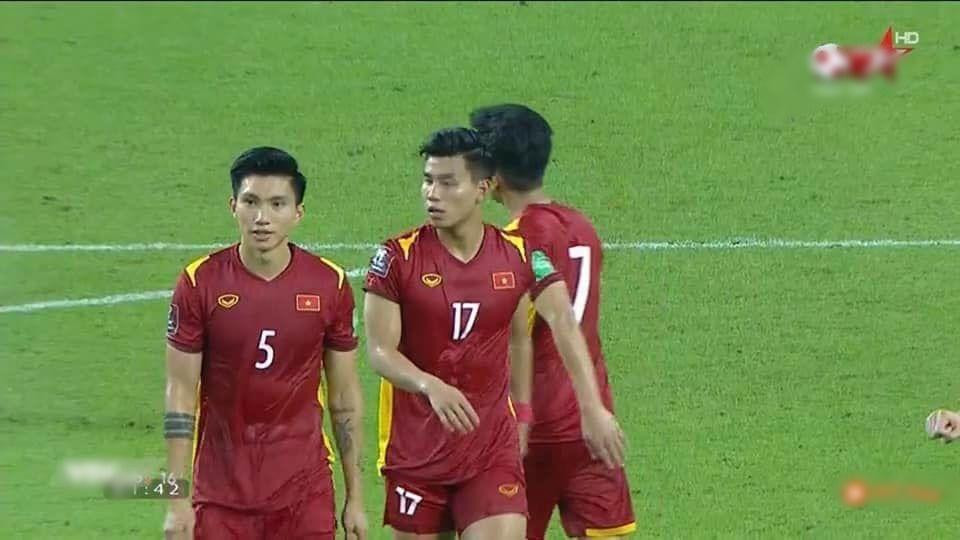 Không chỉ khi cởi áo dàn tuyển Việt Nam mới khoe được body cuốn hút của mình. Trước đó ngay cả khi đang thi đấu, hình ảnh các cầu thủ hằn múi bụng trong những chiếc áo đẫm mồ hôi đã thu hút được chú ý lớn.