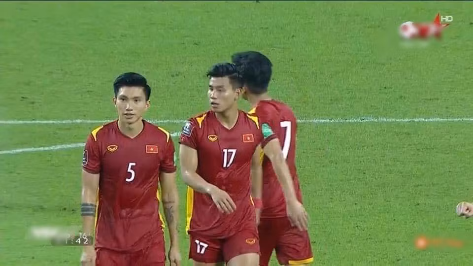 Không chỉ khi cởi áo dàn tuyển Việt Nam mới khoe được body cuốn hút của mình. Trước đó ngay cả khi đang thi đấu, hình ảnh các cầu thủ hằn múi bụng trong những chiếc áo đẫm mồ hôi đã thu hút được chú ý lớn.