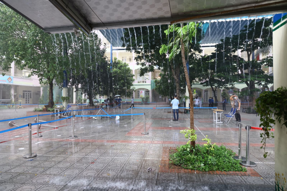 Cơn mưa xối xả khiến nhiều người bất ngờ..