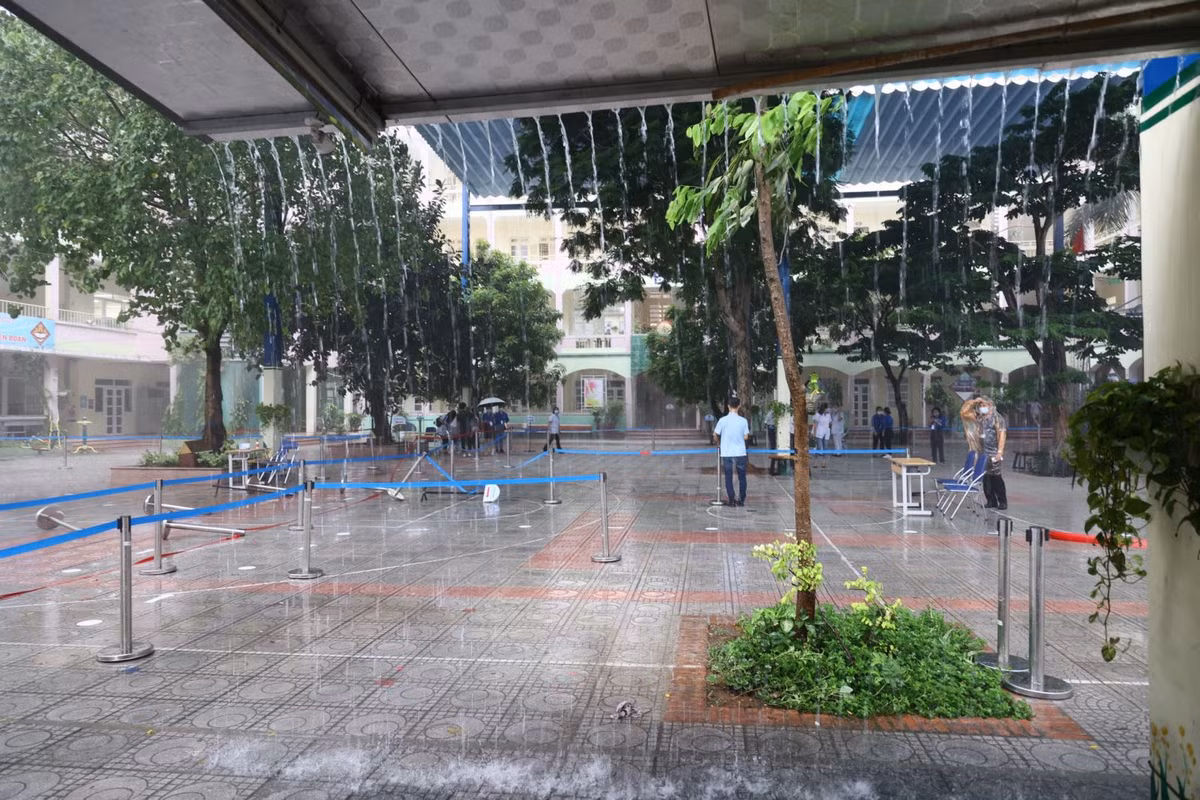 Cơn mưa xối xả khiến nhiều người bất ngờ..