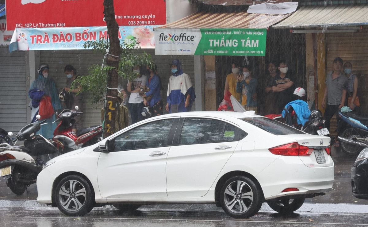 Nhiều phụ huynh vẫn nán lại dù các con đi vào bên trong khu vực thi.