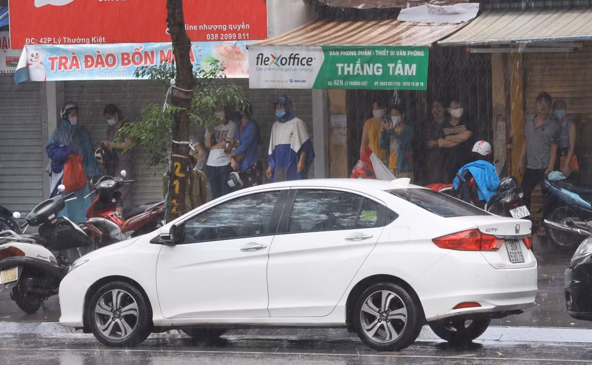 Nhiều phụ huynh vẫn nán lại dù các con đi vào bên trong khu vực thi.