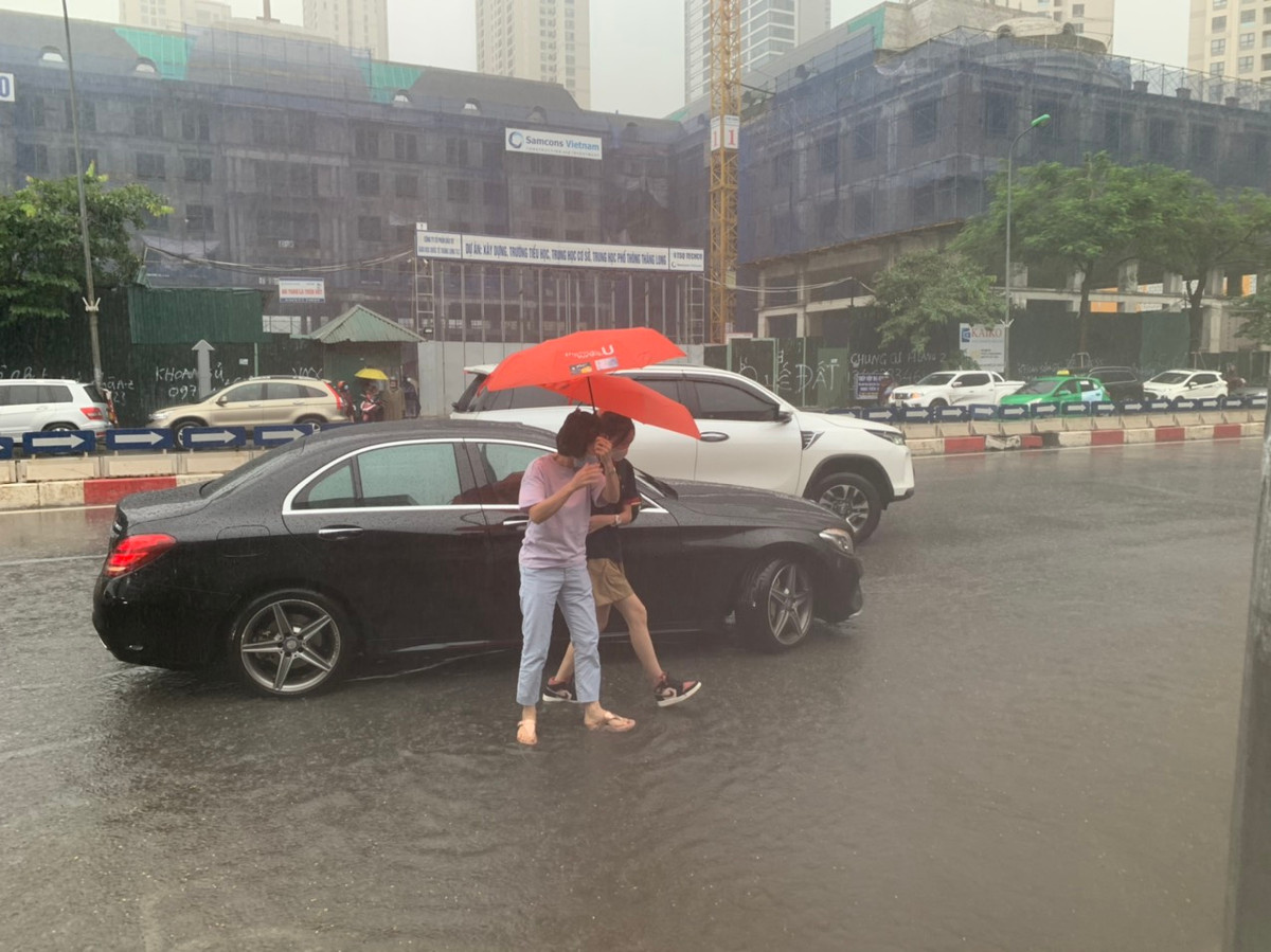 Cơn mưa ào ào trong khoảng 15 phút khiến nhiều tuyến đường bị ngập.