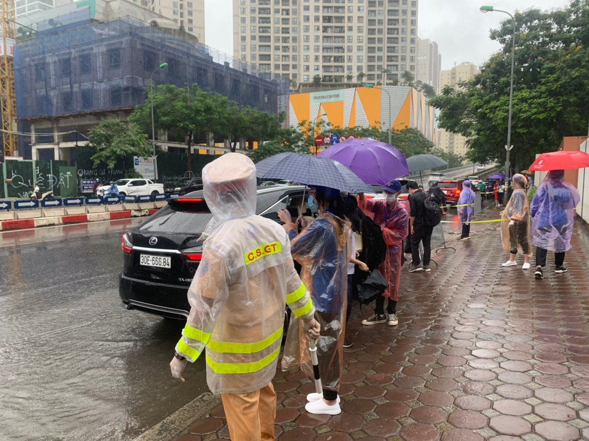 Cảnh sát giao thông, các tình nguyện viên hỗ trợ các thí sinh.