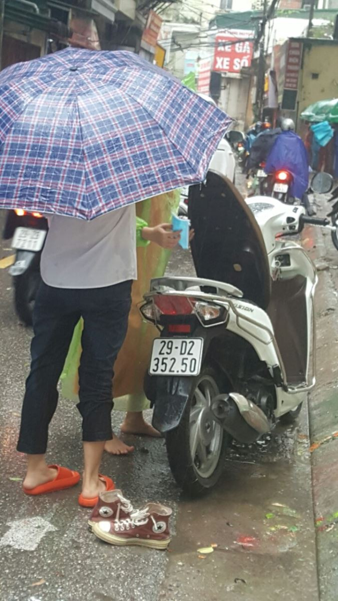 Đôi giầy ướt sũng vì mưa.