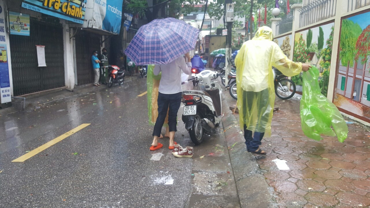 Phụ huynh phải nhường dép cho con vì đôi giầy ướt hết.