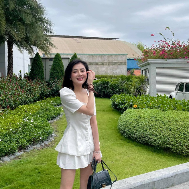 Được mệnh danh là "hot girl võ thuật", Thảo Uyên cuốn hút hơn cả khi hóa thân vào những bộ váy quyến rũ, gợi cảm.