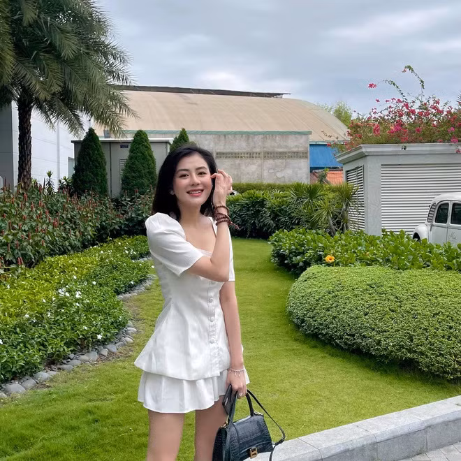 Được mệnh danh là "hot girl võ thuật", Thảo Uyên cuốn hút hơn cả khi hóa thân vào những bộ váy quyến rũ, gợi cảm.