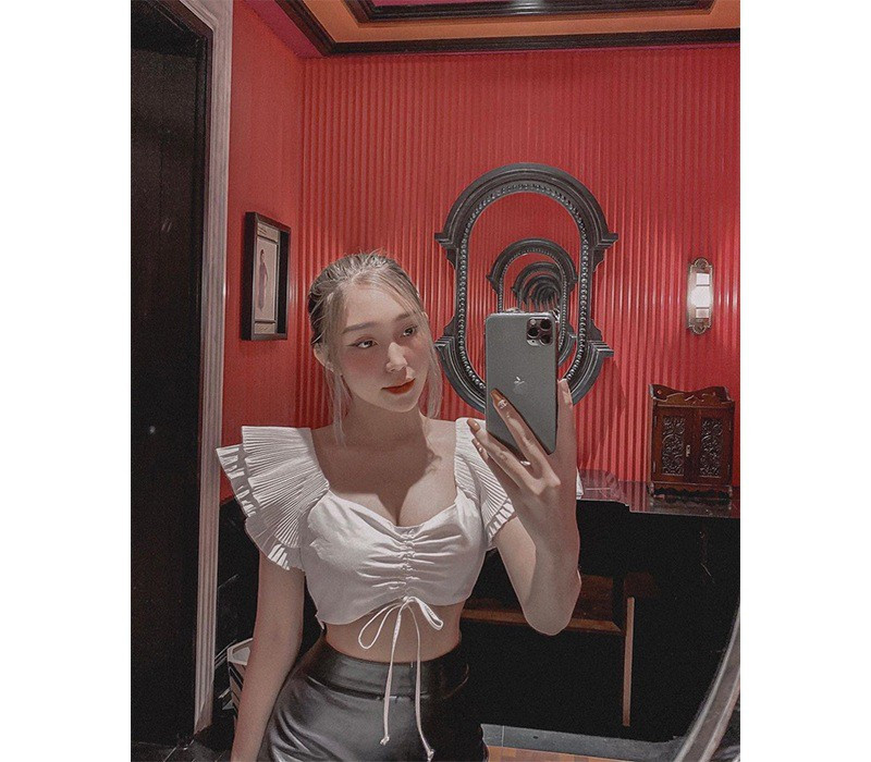 Những thước hình nóng bỏng trên trang cá nhân của cô nữ sinh 20 tuổi khiến nhiều người liên tưởng tới "thánh nữ Mì gõ" Phi Huyền Trang.