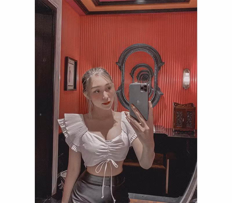 Những thước hình nóng bỏng trên trang cá nhân của cô nữ sinh 20 tuổi khiến nhiều người liên tưởng tới "thánh nữ Mì gõ" Phi Huyền Trang.