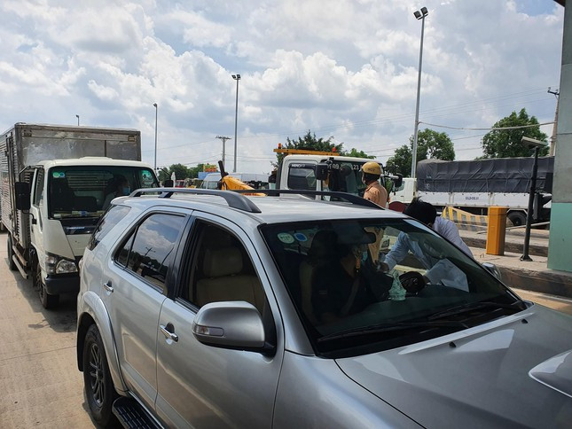 Tại chốt trạm thu phí Thân Cửu Nghĩa (huyện Châu Thành, tỉnh Tiền Giang), lực lượng làm nhiệm vụ túc trực 24/24, tiến hành kiểm tra thân nhiệt, khai báo trên diện rộng các trường hợp vào tỉnh Tiền Giang, đảm bảo công tác phòng, chống dịch cũng như hạn chế người dân di chuyển giữa các tỉnh, thành trong thời điểm dịch COVID-19 đang diễn biến hết sức phức tạp.- Ảnh: C.Huy.