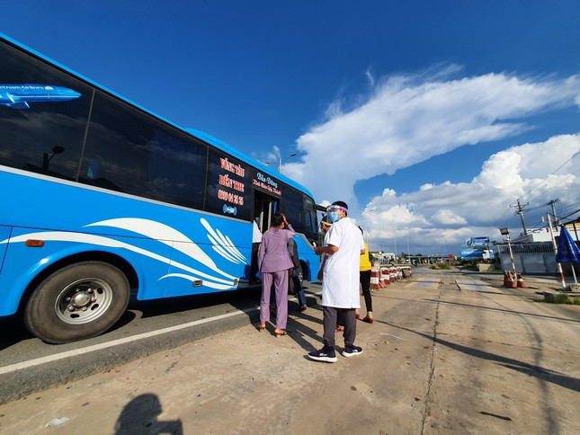 Ngoài ra, UBND tỉnh Bến Tre cũng đã thành lập 4 chốt kiểm soát dịch COVID-19 gồm: 2 chốt đặt ngay đầu cầu Rạch Miễu và phà Rạch Miễu tạm (huyện Châu Thành), chốt tại đầu cầu Cổ Chiên (huyện Thạnh Phú) và chốt tại bến phà Đình Khao (huyện Mỏ Cày Nam).