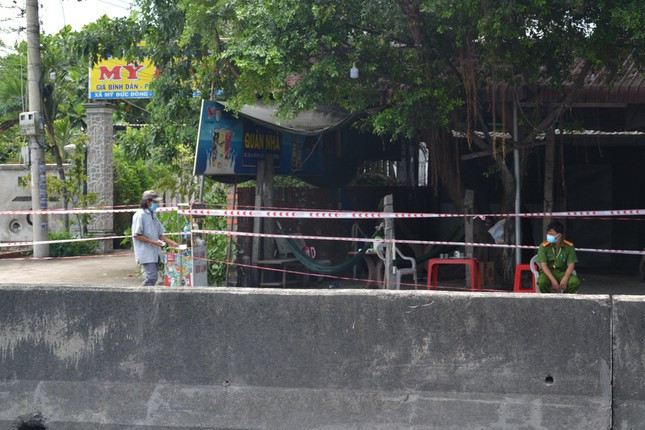 Trước đó, tỉnh Tiền Giang đã ghi nhận ca dương tính SARS- CoV-2 trong cộng đồng là bệnh nhân P.D.T, ngụ tại thị xã Cai Lậy (SN 2001), là nhân viên quán chè (đường Phạm Ngũ Lão, phường 3, quận Gò Vấp, TPHCM). Ngày 10/6, Bộ Y tế tiếp tục công bố Tiền Giang có thêm 2 ca dương tính SARS- CoV-2 trong cộng đồng là bệnh nhân BN9754 và BN9756. Hai bệnh nhân này là công nhân đang làm việc tại Văn phòng điều hành công trình cao tốc Trung Lương- Mỹ Thuận thuộc Công ty cổ phần BOT Trung Lương- Mỹ Thuận (huyện Cái Bè, tỉnh Tiền Giang).