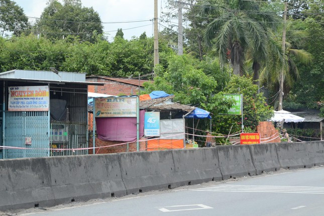 Sáng nay (12/6), Bộ Y tế công bố Tiền Giang có thêm 10 ca mắc COVID-19 trong cộng đồng. Đó là các bệnh nhân có mã số từ BN10039 đến BN10048. Đây là những người đã tiếp xúc gần với 2 bệnh nhân BN9754, BN9756, qua truy vết được phát hiện cách ly và lấy mẫu xét nghiệm cho kết quả dương tính với SARS-CoV-2. Ngành y tế đã phong tỏa khu vực 2 ca bệnh sinh sống, làm việc tại ấp Mỹ Quới, xã Mỹ Đức Đông, huyện Cái Bè.