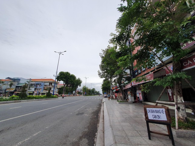 Hàng quán đóng cửa, tạm dừng kinh doanh do tình hình dịch COVID -19 diễn biến phức tạp.