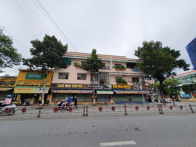 Nhiều quán cà phê trên đường Nam Kỳ Khởi Nghĩa, phường 1, TP. Mỹ Tho đóng cửa. Người dân chỉ ra đường khi thực sự cần thiết.