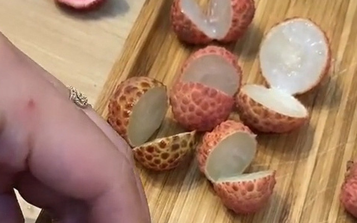 Mới đây, trên mạng xã hội xuất hiện đoạn clip TikTok cắt quả vải không hề có hạt khiến netizen vô cùng thích thú. Chỉ trong thời gian ngắn, đoạn clip đã thu về lượt xem "khủng" và vô số bình luận của cư dân mạng.