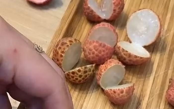 Mới đây, trên mạng xã hội xuất hiện đoạn clip TikTok cắt quả vải không hề có hạt khiến netizen vô cùng thích thú. Chỉ trong thời gian ngắn, đoạn clip đã thu về lượt xem "khủng" và vô số bình luận của cư dân mạng.