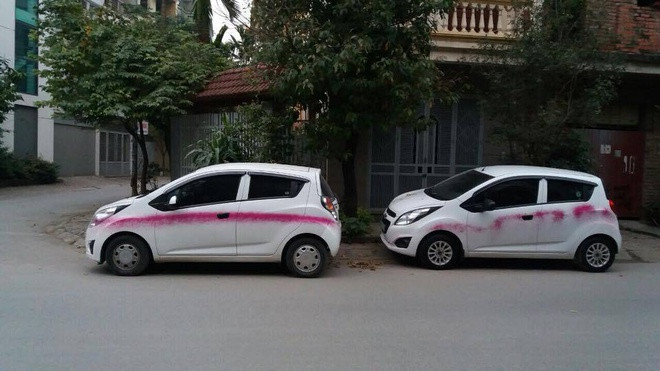 Trước đó, không ít lần các chủ xe phải tái mặt khi nhìn những chiếc ô tô của mình bị xịt sơn kín mít xe như trên. Ảnh: Facebook