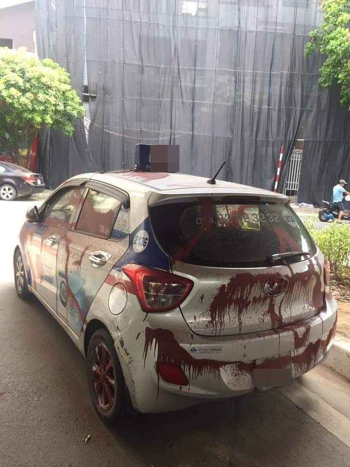 Theo thông tin từ cư dân mạng, chiếc xe ô tô bị xịt sơn đã đỗ dưới gầm cầu bán đảo Linh Đàm (Hà Nội). Tài xế đã rất hoảng hốt khi nhìn thấy hiện trường chiếc xe bị tạt sơn kín mít, 4 bánh xe cũng dính đầy sơn đỏ. Ảnh: Quang Đạo