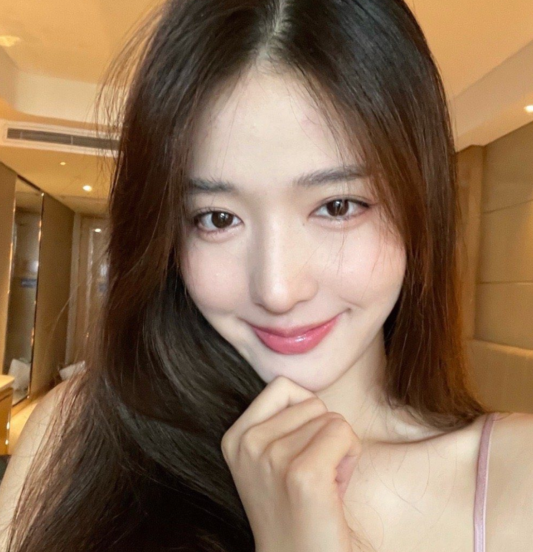 Hot girl này có góc nghiêng xinh đẹp với sống mũi cao, gương mặt trái xoan và làn da sáng mịn.