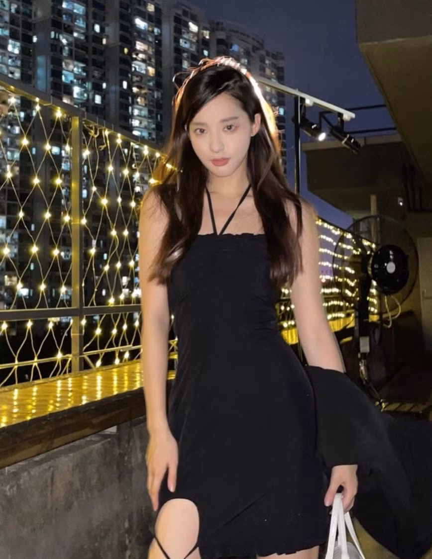 Không chỉ thu hút nhiều khán giả tới sân cổ vũ nhờ vẻ ngoài ưa nhìn, Qiuqiu còn chứng tỏ tài năng trên sân bóng, giúp đội nhà gặt hái nhiều thành tích.