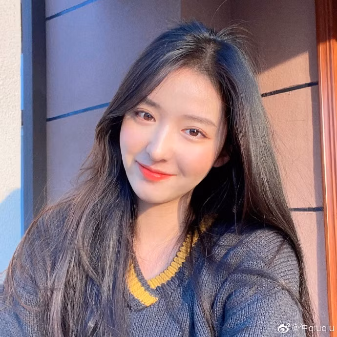 Với vóc dáng thon thả, Qiuqiu dễ dàng diện nhiều kiểu trang phục khác nhau. Cô được khen có biểu cảm, thần thái tốt trước ống kính.