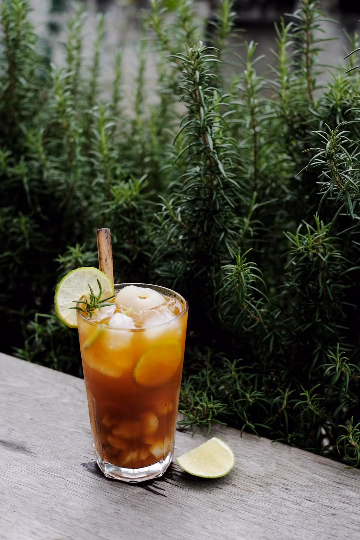 Hay thức uống giải khát từ vải ngâm đường là lựa chọn được nhiều chị em thực hiện. Ảnh: Mầu Quang Minh