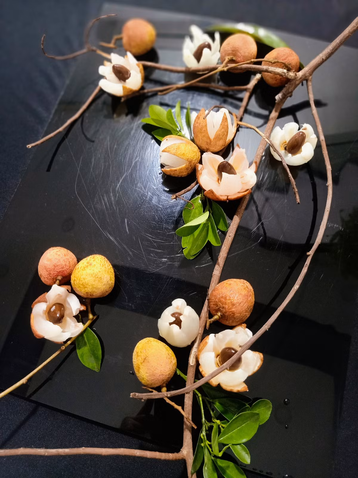 Thậm chí, có các mẹ đảm còn cắt tỉa quả vải thành những bông hoa cực xinh khiến ai cũng mê mẩn. Ảnh: Khánh Linh