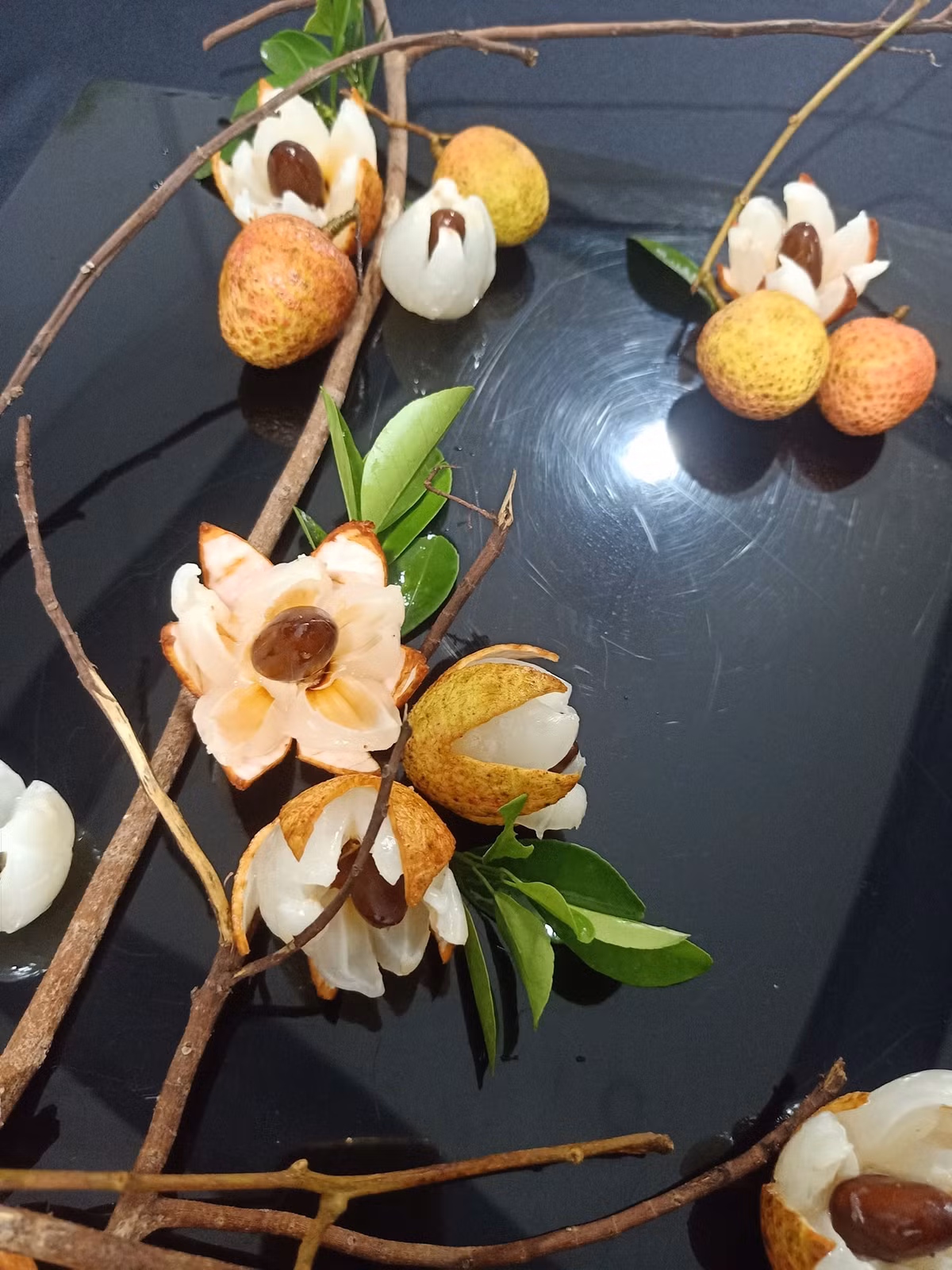 Ở rất nhiều nơi, mọi người đã chung tay kêu gọi, cùng nhau giải cứu vải để giúp đỡ phần nào cho những người nông dân Bắc Giang. Ảnh: Khánh Linh