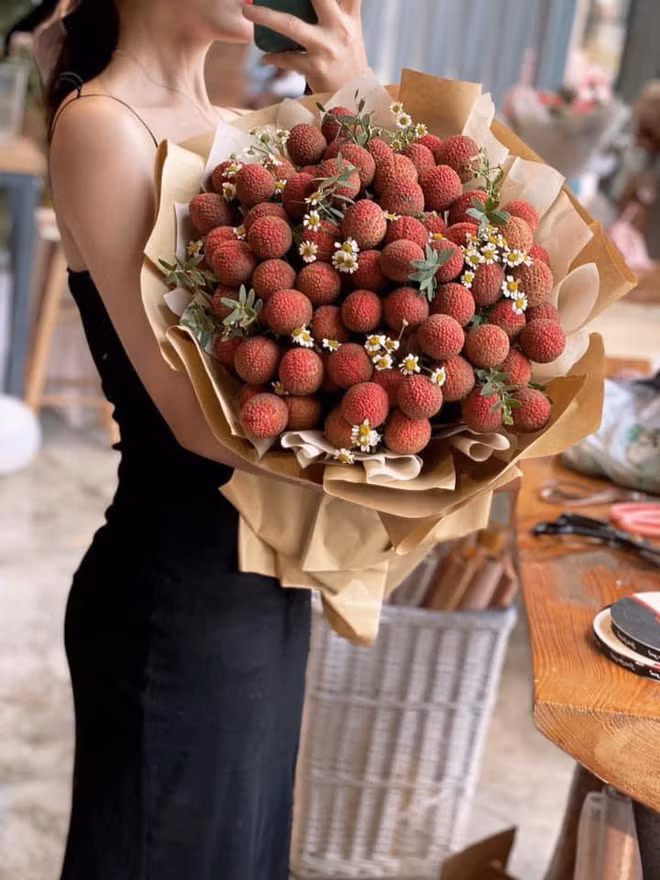 Thậm chí, có những cô gái còn khẳng định rằng, giờ ai mà tặng bó hoa này là sẽ... yêu luôn. Ảnh: Facebook
